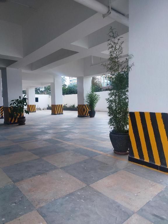 Stayrest Safari Tours New 3 Bedroom Apartments In Kilimani Nairobi With Rooftop Pool Экстерьер фото