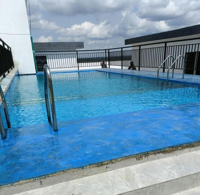Stayrest Safari Tours New 3 Bedroom Apartments In Kilimani Nairobi With Rooftop Pool Экстерьер фото
